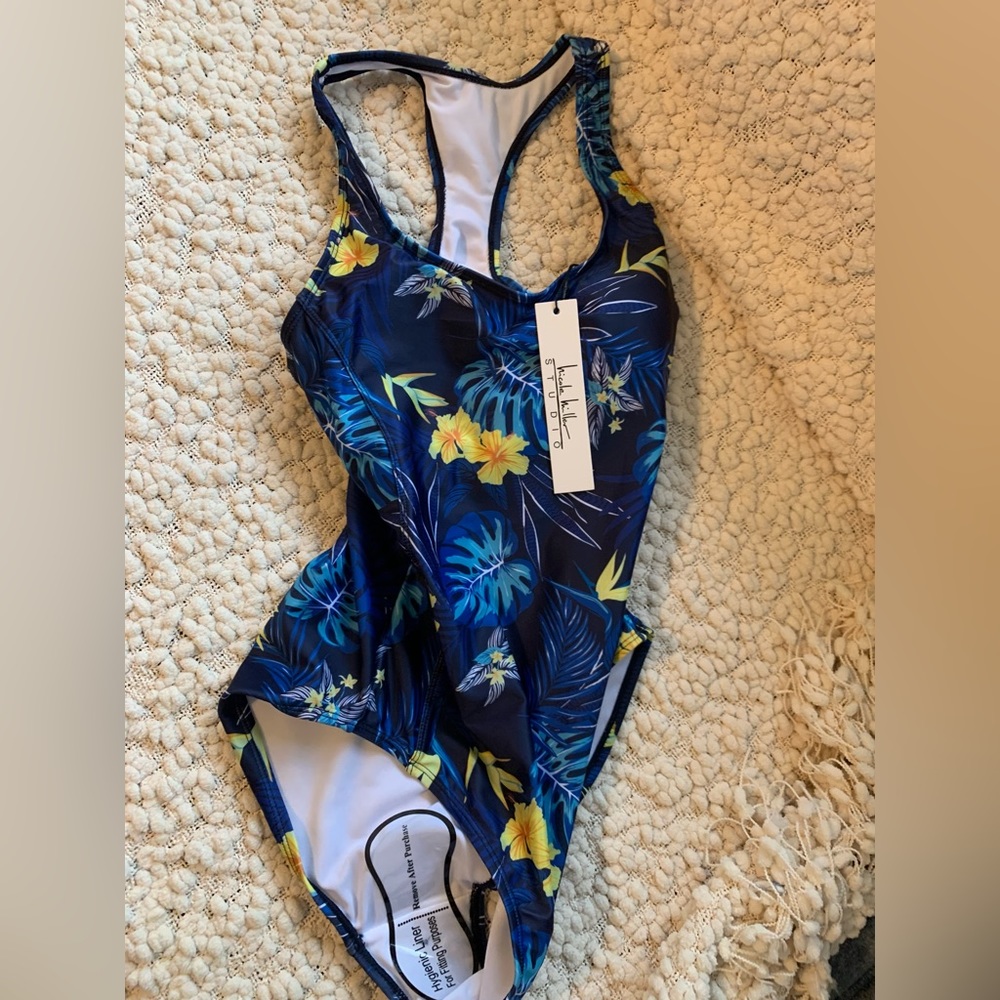NEW with tags, Cute, Nicole Miller Swimsuit 🩱
